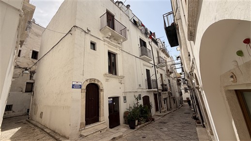 Casa Indipendente Di 2 Vani Oltre Locale Al Piano Terra.